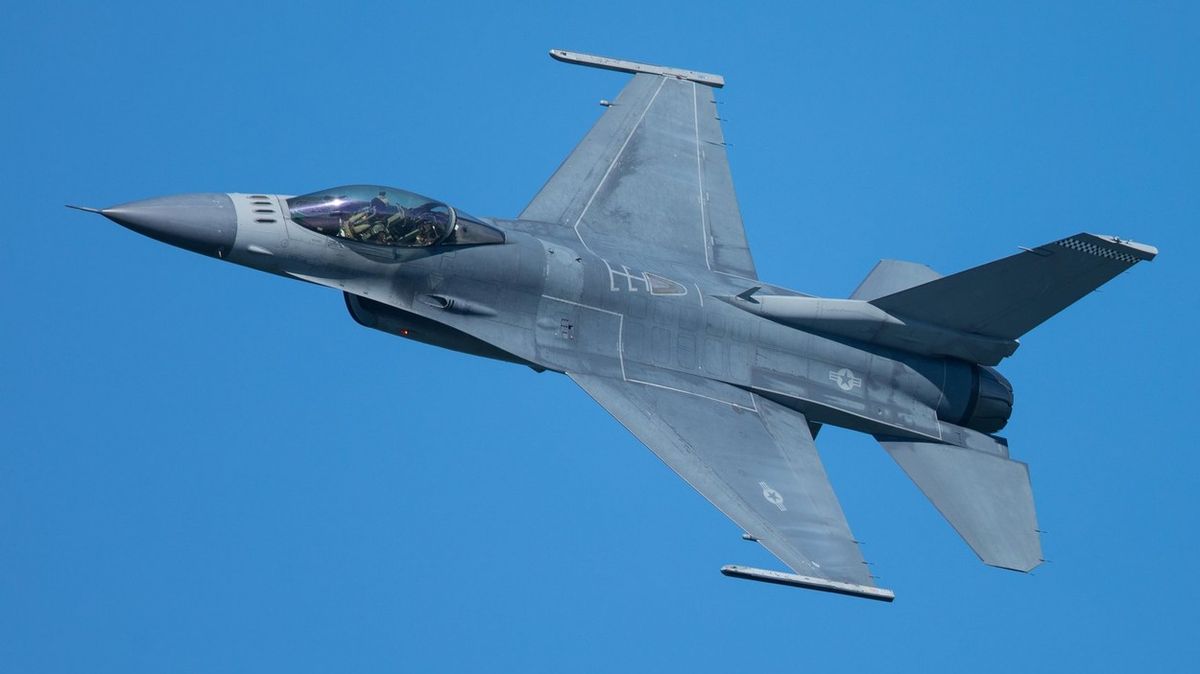 Neumí anglicky. Potíže s výcvikem pilotů oddalují nasazení F-16 na Ukrajině až na příští rok